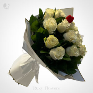 Buchet floral cu 15 trandafiri albi - inocența iubirii