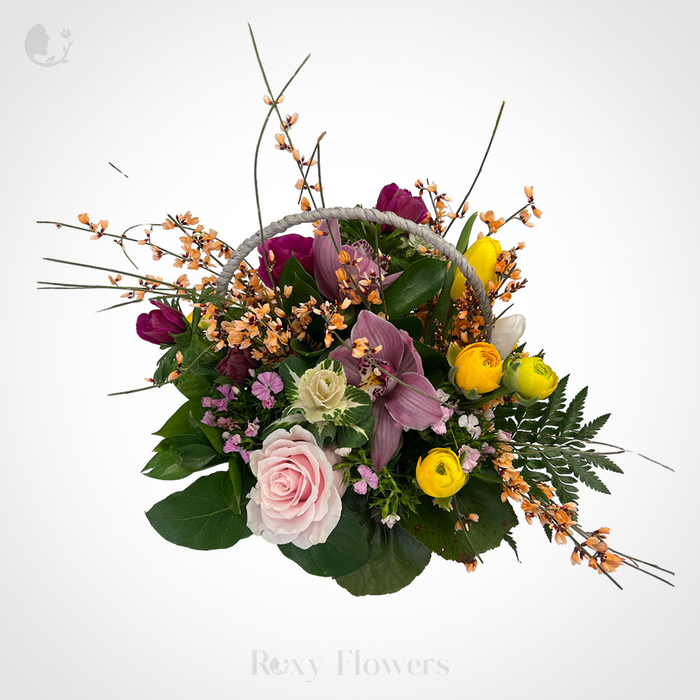 Aranjament floral cu cymbidium și ranunculus - Bucurie în Coș - Livrări ...