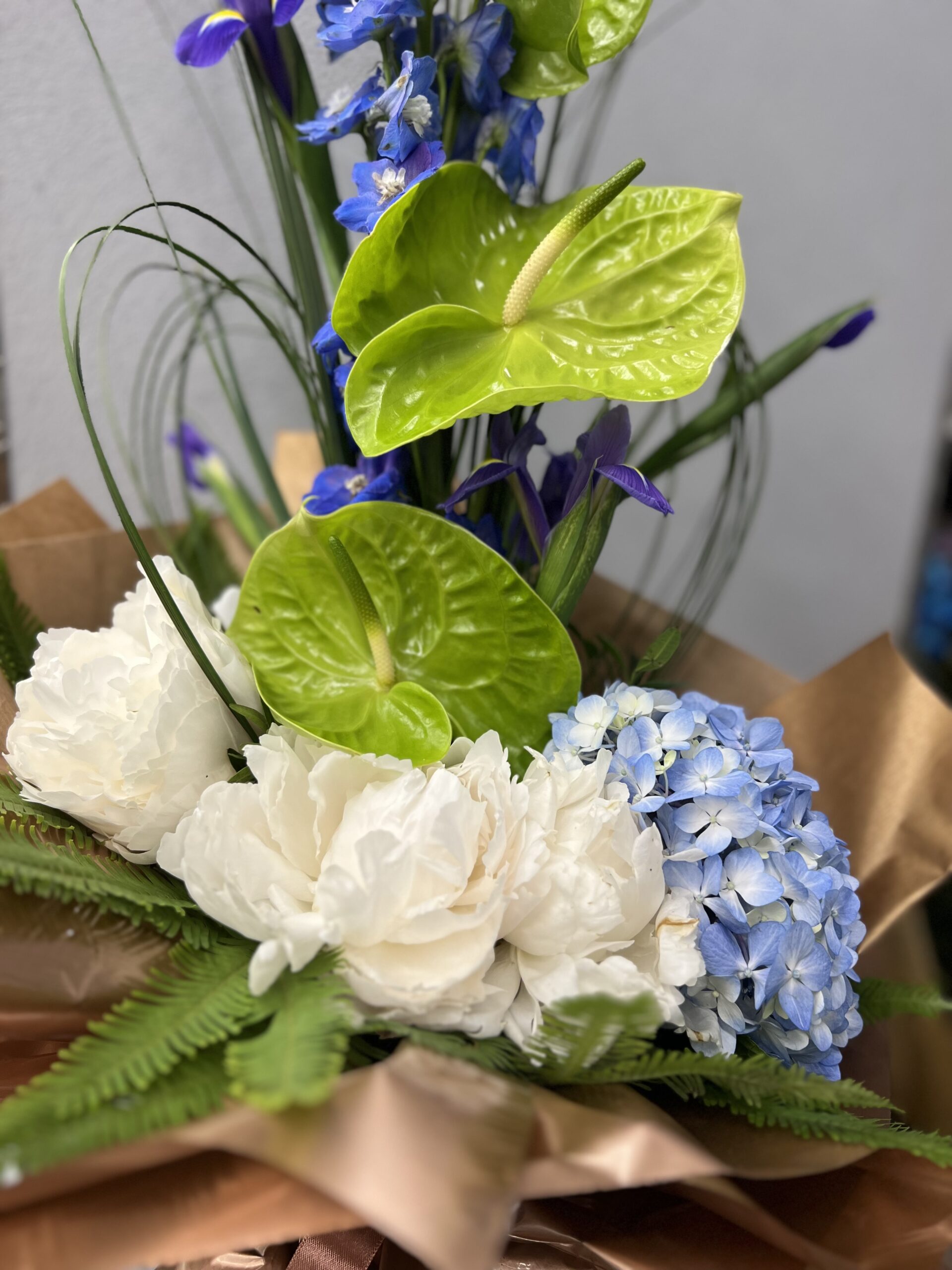 Buchet floral cu anthurium și hortensie - Rafinament Floristic - imagine 2