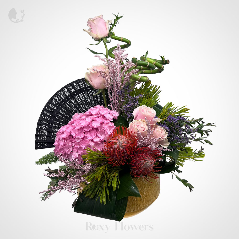 Aranjament floral cu trandafiri i bambus - Evantaiul Floral - Livrri  buchete flori i aranjamente florale